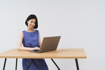 パソコンを使う女性