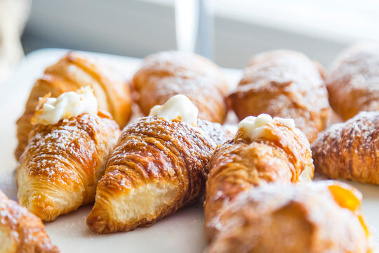 Cornetti alla crema su vassoio bianco