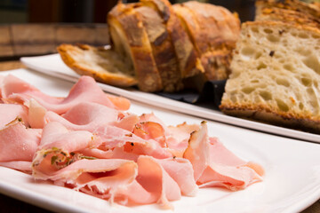 Prosciutto cotto con fette di pane