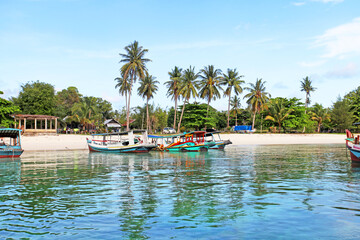 Obraz premium Colorful boats and sandy beaches in Belitung, Indonesia.