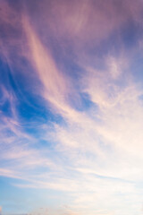 Obraz premium Beautiful colorful sunrise with dramatic clouds in the sky.