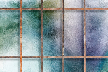 Vergittertes Fenster mit farbigen Glas
