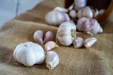 Garlic cloves and garlic on a wooden table.