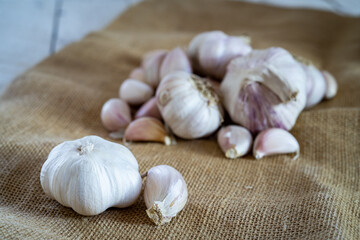 Garlic cloves and garlic on a wooden table.