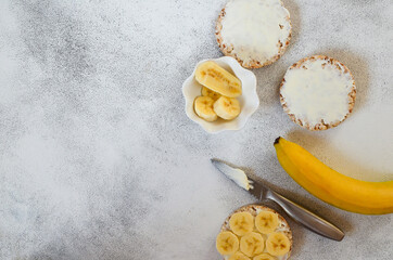 Cooking crispbreads with cottage cheese and bananas. Hearty snack and vegetarian food