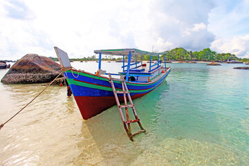 Fototapeta na wymiar Colorful boats and sandy beaches in Belitung, Indonesia