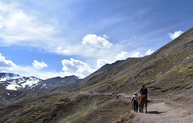 Fototapeta na wymiar Camino a la Montaña de Vinicunca