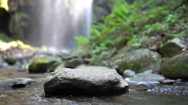 商品背景　滝と小川と緑