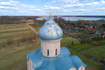 Obraz premium Cross and dome of the medieval Church of the Savior on Nereditsa close-up on April day (shot from a quadrocopter). Surroundings of Veliky Novgorod, Russia