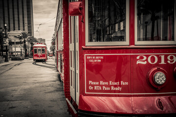 close up con due tram di New Orleans visti in prospettiva