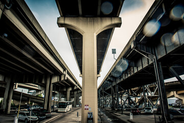 New Orleans, vista da sotto di un viadotto sopraelevato