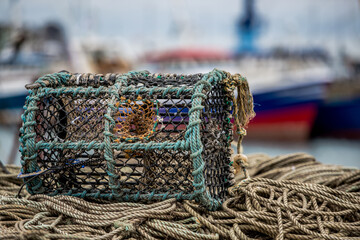 rete da pesca lasciata sul molo ad asciugare