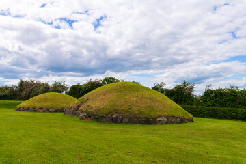 Obraz premium Knowth Neolithic Passage Mound Tombs in Boyne Valley, Ireland