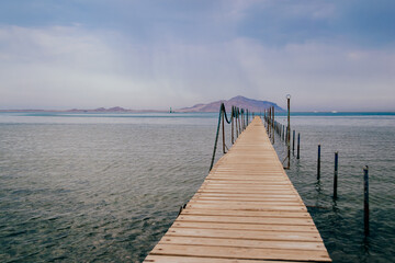 Obraz premium Stare drewniane molo na Morzu Czerwonym w pochmurny dzień