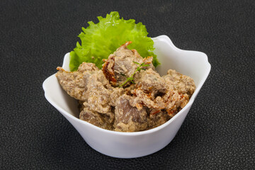 Chicken liver with cream and dry tomatoes