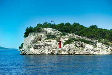Chorwacja miasto Split, trasa widokowa położona na skałach wśród drzew piniowych oraz agawy,...