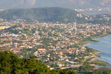 Fototapeta premium oceanic region of niteroi seen from the top of the city park.