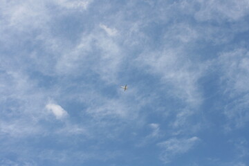 Flugzeug am Himmel. Wolkenhimmel.
