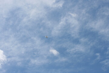Flugzeug am Himmel. Wolkenhimmel.