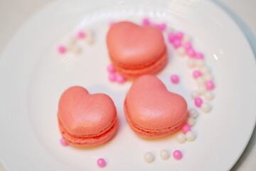 皿に盛り付けられた可愛いマカロン