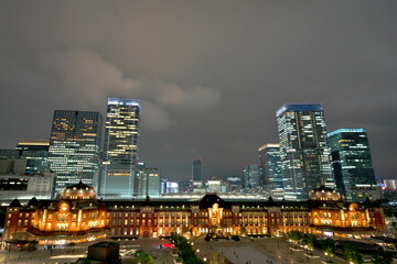 Fototapeta premium 八重洲の高層ビル群をバックにした東京駅の輝き