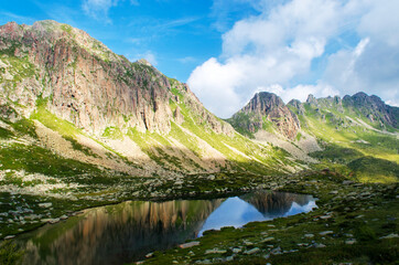 Obraz na płótnie Canvas Le montagne riflesse nel Lago d'Ezze, Lagorai, Alpi italiane