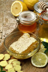 miele e favo su tavolo di pietra