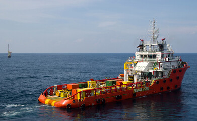 Cargo being loaded from a offshore platform onto a supply vessel