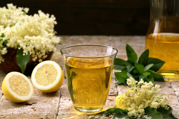 bevande con succo di fiori limone  e menta u tavolo di pietra