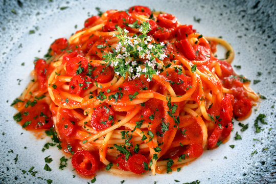 primo piano Pasta spaghetti arrabbiata con peperoncino e pomodoro