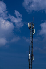 Obraz premium Telecommunication telephone signal transmission tower with beautiful blue sky and cloudy background
