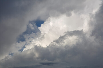 Fototapeta na wymiar Cielo cubierto de nubes grises de tormenta, cumulonimbos.