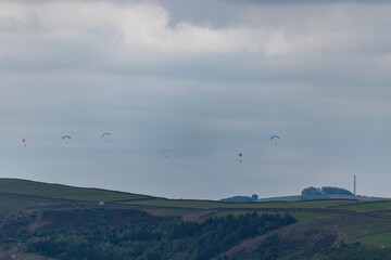 Fototapeta na wymiar six paraglider above the hope valley in the peak district