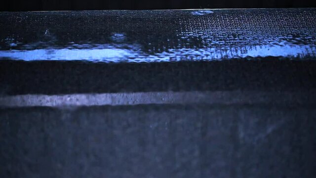 雨音有り。雨が降る夜、雨の波紋。梅雨。大雨。