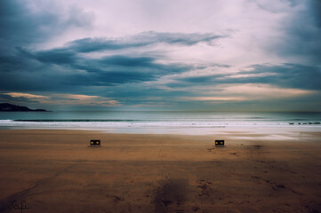 nubes espectaculares reflejadas en la playa de Hendaya. Francia.