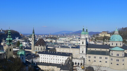 Fototapeta na wymiar Panoramafoto über Salzburg mit Dom, Stift St. Peter und Franziskanerkirche bei strahlendem Wetter im Frühjahr