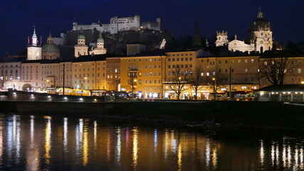 Fototapeta na wymiar Nachtaufnahme vom historischen Salzburg mit Blick zur Festung Hohensalzburg und der Salzach im Vordergrund