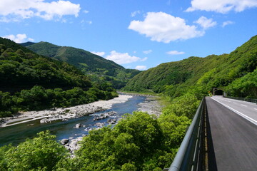 四国の旅。初夏の四万十川と中半家沈下橋。高知、日本。6月上旬。