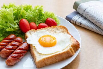 モーニングセット　英字新聞