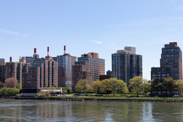 Obraz na płótnie Canvas Residential Buildings in the Roosevelt Island Skyline along the East River in New York City