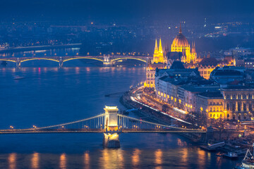 Obraz premium Aerial view of Hungarian Parliament Building and Szechenyi Chain Bridge, Budapest during twilight
