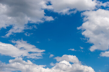 białe chmury na tle niebieskiego nieba © FOTOWAWA