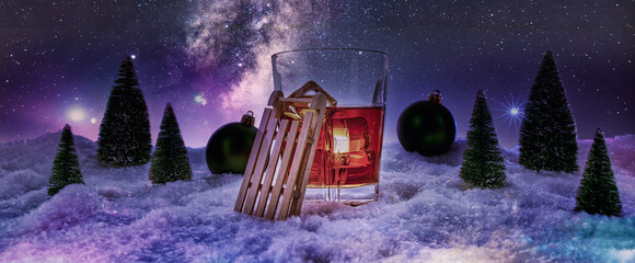 Whiskeyglas mit Eiswürfel Winterlandschaft