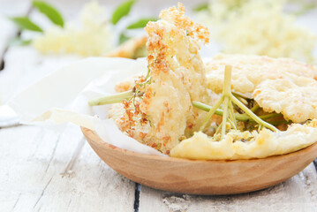 Holunderblüten gebacken backen Hollerküchle Holler Küchle Holunderblüte Dessert