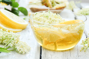 Holunderblüten Sirup Holunderblütensirup Holunderblüte selber machen hausgemacht