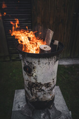 Gro&szlig;es Lagerfeuer in einer Tonne mit Funken