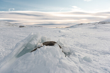 Gebrochenes Eis an Stein
