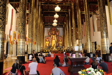 Fototapeta na wymiar Croyants d'un temple à Chiang Mai, Thaïlande 