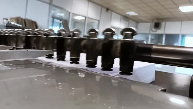 una vecchia stampante offset al lavoro