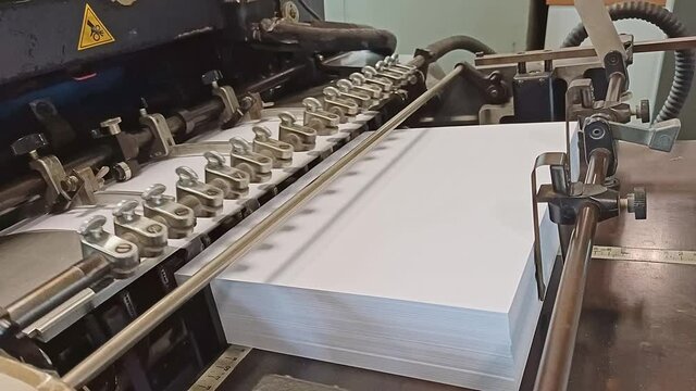 macchina da stampa offset di medio formato all'opera